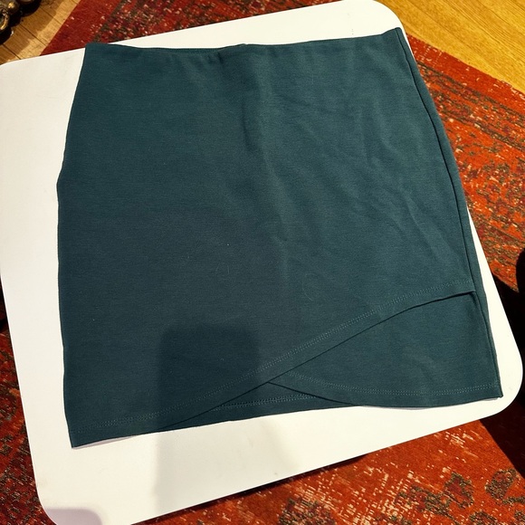 Aritzia Sunday Best medium green Tulip Mini Skirt NWOT - Picture 2 of 6